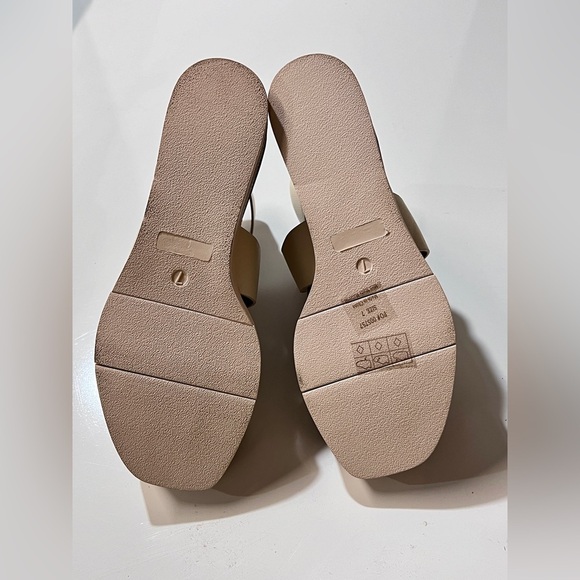 JOURNEE COLLECTION Cream ankle strap platform sandals size 7. - Picture 8 of 10